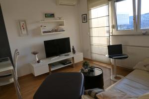 Telewizja i/lub zestaw kina domowego w obiekcie Lola suite