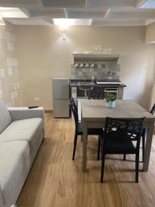 un salon avec une table et un canapé dans l'établissement SOTTOSOPRA APARTMENT, à Naples