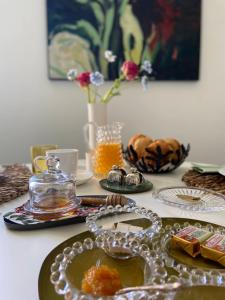 een tafel met een dienblad en een bord voedsel bij Un palmier à sa fenêtre in Grasse