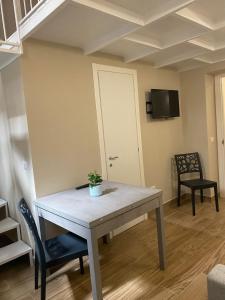 une table avec une plante en pot dans une pièce dans l'établissement SOTTOSOPRA APARTMENT, à Naples