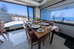 Bazén v ubytování Şehrar Suite Hotel nebo v jeho okolí