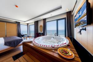 Postel nebo postele na pokoji v ubytování Şehrar Suite Hotel