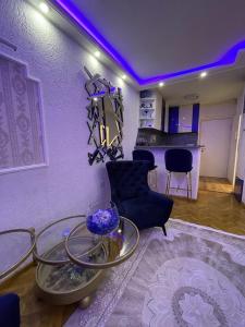 een woonkamer met een glazen tafel en stoelen bij Luxury Apartment Spalato 2 in Split