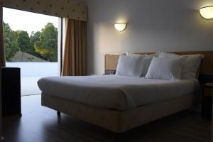 Ένα ή περισσότερα κρεβάτια σε δωμάτιο στο Hotel Lara