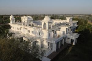 eine Luftansicht eines großen weißen Herrenhauses in der Unterkunft Savista Retreat in Jaipur