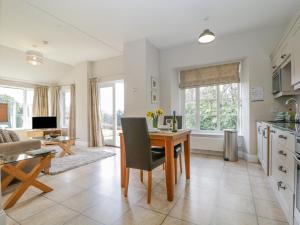 eine Küche und ein Wohnzimmer mit einem Tisch und einem Esszimmer in der Unterkunft Garden Cottage in Keswick