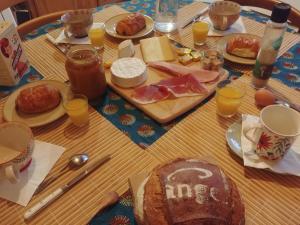 อาหารเช้าซึ่งให้บริการแก่ผู้เข้าพักที่ 2 chambres privées au calme à la Maison des Bambous