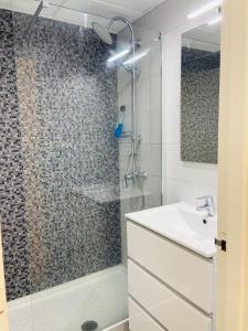 Ein Badezimmer in der Unterkunft Estudio castle harbour 403 los Cristianos