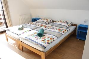 Bett in einem Zimmer mit zwei Kissen darauf in der Unterkunft WidziMiSie in Wetlina