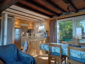 cocina y comedor con mesa y sillas en Louloudia Bonsoy Jaune 12 huis in het bos met mooi uitzicht en kalmte, en Blaimont