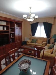 sala de estar con sofá y mesa en Apartamento Turístico Antigua Universidad Almagro, en Almagro