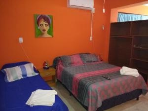 1 dormitorio con 2 camas y un cuadro en la pared en Norte Alojamiento en Belén