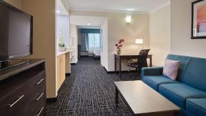 Best Western Fort Myers Inn and Suites tesisinde bir oturma alanı