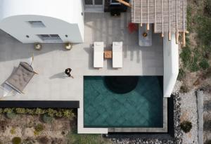una vista aérea de una piscina y un edificio en Saint John Oia-The Ultimate Private Heated Pool Villas, en Oia
