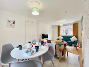 comedor y sala de estar con mesa y sillas en Hazel House - Vibrant 2 bed house in Wishaw en Wishaw