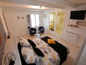 a living room with a bed and a couch at Le Cottage in Rochefort