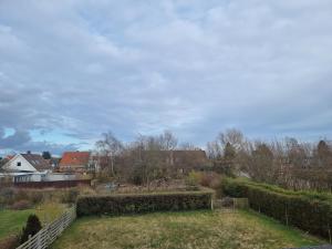 Blick auf einen Hof mit Hecken und Häusern in der Unterkunft Pet-Friendly Apartment 1 30m2 - close to Femern & Puttgarden & Lalandia & Knuthenborg in Holeby + 6 Fotos