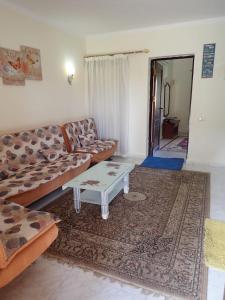 sala de estar con sofá y mesa de centro en Stella Makadi Palace Chalet en Hurghada