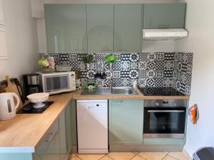 Kuchyň nebo kuchyňský kout v ubytování La charetterie + 20 fotografií