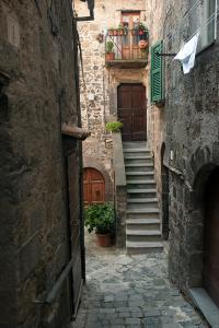 un vicolo in pietra con scale, una porta e una scala di The view with a room a Bolsena