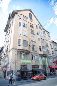 ブダペストにあるTreestyle Hostelの車の通り沿いの高層ビル