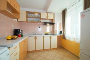 Kuchyňa alebo kuchynka v ubytovaní Holiday House Jagoda