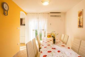 Televízia a/alebo spoločenská miestnosť v ubytovaní Holiday House Jagoda