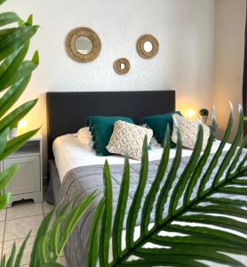 Кровать или кровати в номере La Maison Blanche