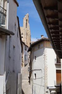 un callejón en un viejo pueblo con una iglesia en Ático Marqués Figuera, en Morella
