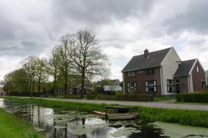 Imagem da galeria de Cozy cottage TOLVE met 4 fietsen vlakbij natuurgebieden Drents Friese Wold, Fochteloërveen en gevangenisdorp Veenhuizen em Oosterwolde