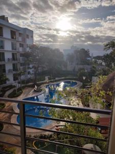 balcone con vista su un parco acquatico. di Beautiful Apartment HOEStel Punta Estrella! a Playa del Carmen