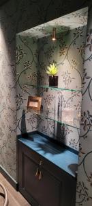 米兰Santarella Guest House的浴室设有蓝色的柜台和壁纸墙