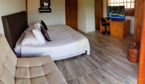 Postel nebo postele na pokoji v ubytování Hotel Gran Boutique Sabana