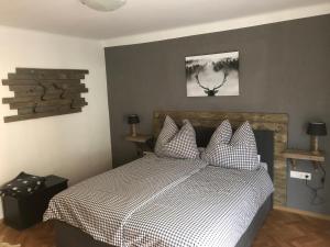Rúm í herbergi á Appartement Brettljause Ferienhaus Fuenf Sinne