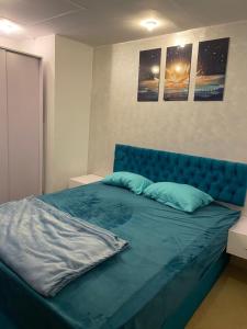 niebieskie łóżko w sypialni z 2 poduszkami w obiekcie Amazing 3 bedrooms panoramic sea view first line sunset pearl Sahl hashesh w mieście Hurghada