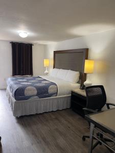 Habitación de hotel con cama y escritorio en Extended Stay Studios en Montgomery