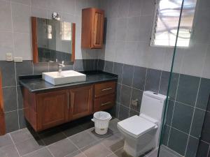 La salle de bains est pourvue d'un lavabo et de toilettes. dans l'établissement El Kaoba, à Cabarete