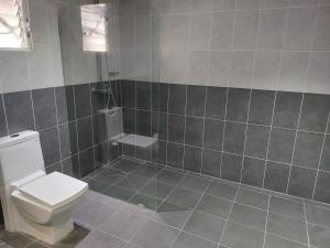 La salle de bains est pourvue d'une douche et de toilettes. dans l'établissement El Kaoba, à Cabarete