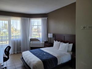 Postel nebo postele na pokoji v ubytování Comfort Inn & Suites