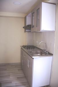 uma cozinha com um lavatório e uma bancada em Hermosos apartaestudios con WIFI em Bogotá