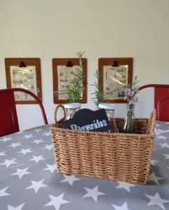 a wicker basket sitting on a table with stars at Cabaña Pasiega Única in Selaya