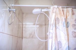 Bilik mandi di Hermosos apartaestudios con WIFI +81 gambar