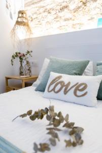 een kussen met het woord liefde op een bed bij Pitusa Home in Cádiz