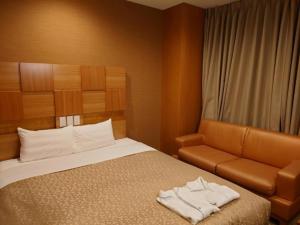 سرير أو أسرّة في غرفة في Hotel Relief SAPPORO SUSUKINO - Vacation STAY 22966v
