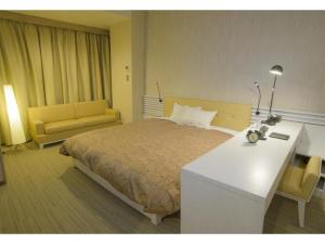 سرير أو أسرّة في غرفة في Hotel Relief SAPPORO SUSUKINO - Vacation STAY 22966v