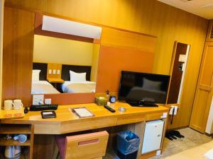 Hotel Relief SAPPORO SUSUKINO - Vacation STAY 22964vにあるテレビまたはエンターテインメントセンター