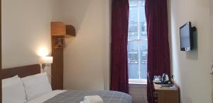 Postel nebo postele na pokoji v ubytování Aberdeen House
