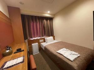 سرير أو أسرّة في غرفة في Hotel Relief SAPPORO SUSUKINO - Vacation STAY 22951v
