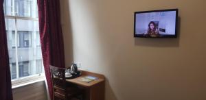 TV a/nebo společenská místnost v ubytování Aberdeen House