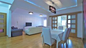- un salon avec une table, des chaises et un canapé dans l'établissement M&L Lux 3-bedroom apartment (sea view), à Budva